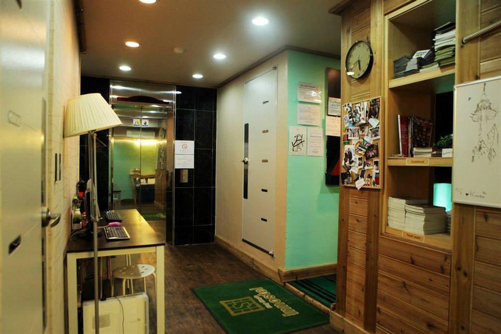Must Stay Seoul Luaran gambar
