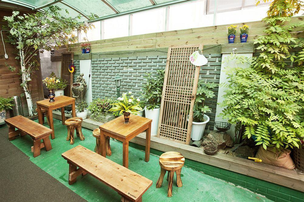 Must Stay Seoul Luaran gambar